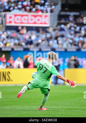 Bronx, USA. April 2025. Torhüter Dayne St. Clair (97) aus Minnesota im Yankee Stadium während des Spiels am Sonntag. Der New York City FC war Gastgeber des Minnesota United FC in der Major League Soccer Action am Sonntag, den 6. April 2025. New York fiel am Ende der Reglementierung an Minnesota 1-2. (Foto: Jess Stiles/SIPA USA) Credit: SIPA USA/Alamy Live News Stockfoto