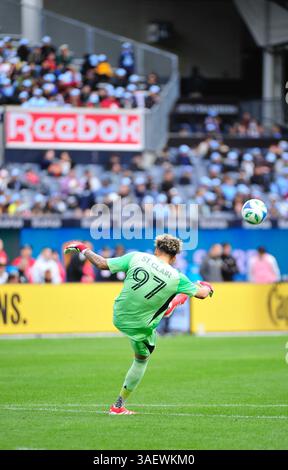 Bronx, USA. April 2025. Torhüter Dayne St. Clair (97) aus Minnesota im Yankee Stadium während des Spiels am Sonntag. Der New York City FC war Gastgeber des Minnesota United FC in der Major League Soccer Action am Sonntag, den 6. April 2025. New York fiel am Ende der Reglementierung an Minnesota 1-2. (Foto: Jess Stiles/SIPA USA) Credit: SIPA USA/Alamy Live News Stockfoto