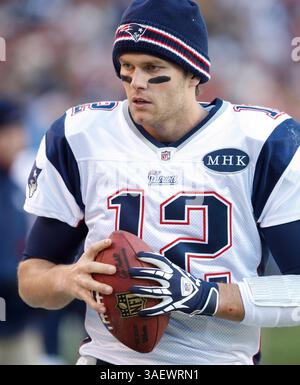 New England Patriots QB Tom Brady (12). Die New England Patriots besiegten die Washington Redskins 34-27 am 11. Dezember 2011 bei FedEx Field in Landover, MD. (Bild: © Mike Buscher/Cal Sport Media/ZUMAPRESS.com) Stockfoto