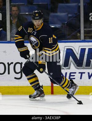 13. Dezember 2011: Buffalo Sabres Verteidiger Christian Ehrhoff #10 beim NHL Hockey Game zwischen den Ottawa Senators @ Buffalo Sabres. (Bild: © Nick Loverde/Cal Sport Media/ZUMAPRESS.com) Stockfoto