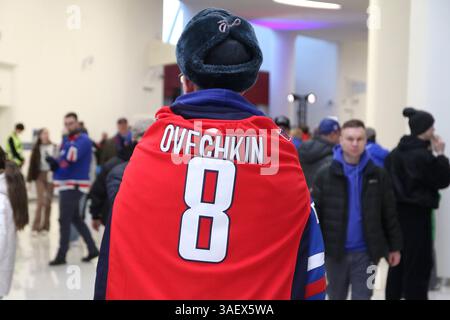 Sankt Petersburg, Russland. April 2025. Ein Trikot mit der Inschrift Alexander Ovechkin (8), bekannt als Alex Ovechkin, gesehen mit einem Fan beim Gagarin Cup Hockeyspiel mit SKA und Dynamo. Alexander Ovechkin, bekannt als Alex Ovechkin, erzielte den 895. Puck in der regulären NHL-Saison während des Spiels der New York Islanders-Washington Capitals. Quelle: SOPA Images Limited/Alamy Live News Stockfoto