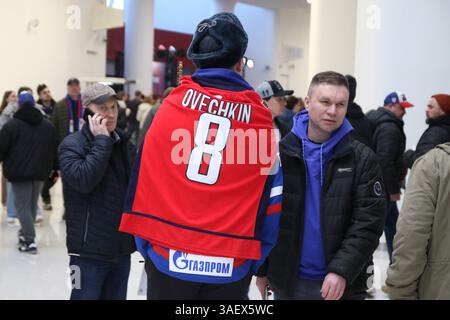 Sankt Petersburg, Russland. April 2025. Ein Trikot mit der Inschrift Alexander Ovechkin (8), bekannt als Alex Ovechkin, gesehen mit einem Fan beim Gagarin Cup Hockeyspiel mit SKA und Dynamo. Alexander Ovechkin, bekannt als Alex Ovechkin, erzielte den 895. Puck in der regulären NHL-Saison während des Spiels der New York Islanders-Washington Capitals. Quelle: SOPA Images Limited/Alamy Live News Stockfoto