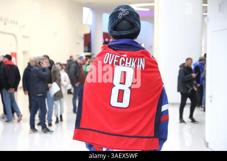 Sankt Petersburg, Russland. April 2025. Ein Trikot mit der Inschrift Alexander Ovechkin (8), bekannt als Alex Ovechkin, gesehen mit einem Fan beim Gagarin Cup Hockeyspiel mit SKA und Dynamo. Alexander Ovechkin, bekannt als Alex Ovechkin, erzielte den 895. Puck in der regulären NHL-Saison während des Spiels der New York Islanders-Washington Capitals. Quelle: SOPA Images Limited/Alamy Live News Stockfoto