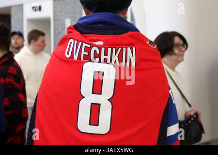 Sankt Petersburg, Russland. April 2025. Ein Trikot mit der Inschrift Alexander Ovechkin (8), bekannt als Alex Ovechkin, gesehen mit einem Fan beim Gagarin Cup Hockeyspiel mit SKA und Dynamo. Alexander Ovechkin, bekannt als Alex Ovechkin, erzielte den 895. Puck in der regulären NHL-Saison während des Spiels der New York Islanders-Washington Capitals. Quelle: SOPA Images Limited/Alamy Live News Stockfoto