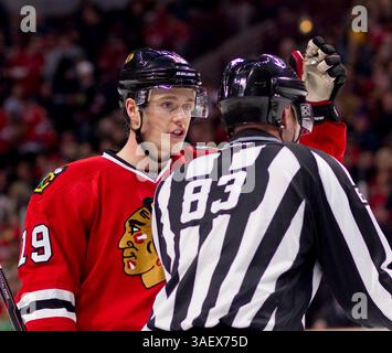 12. Januar 2012: Chicago, IL. Blackhawk Jonathan Toews #19 spricht mit dem Offiziellen während des NHL-Spiels zwischen den Chicago Blackhawks und den Minnesota Wild im United Center in Chicago, Illinois. (Bild: © Mike Wulf/Cal Sport Media/ZUMAPRESS.com) Stockfoto