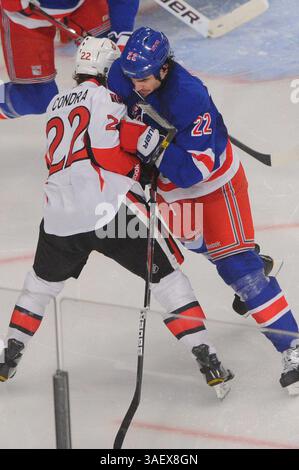 Januar 2012 - New York, New York, USA Brian Boyle (22) trifft auf den rechten Flügel der Ottawa Senators Erik Condra (22) während der zweiten NHL-Aktion zwischen den Ottawa Senators und den New York Rangers im Madison Square Garden. (Bild: © will Schneekloth/Southcreek/ZUMAPRESS.com) Stockfoto