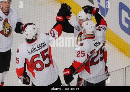 Januar 2012 - New York, New York, USA Jason Spezza (19) gratulierte dem rechten Flügel Chris Neil (25) und dem Verteidiger Erik Karlsson (65) zu seinem Tor während der dritten Phase der NHL-Aktion zwischen den Ottawa Senators und den New York Rangers im Madison Square Garden. Die Senatoren besiegten die Rangers mit 3:0. (Bild: © will Schneekloth/Southcreek/ZUMAPRESS.com) Stockfoto
