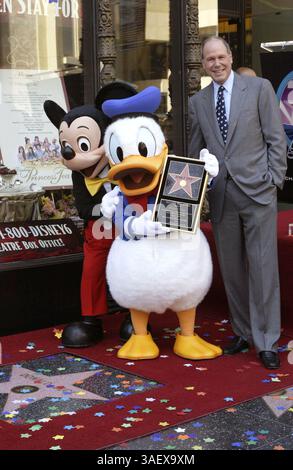 August 2004; Hollywood, CA, USA; DONALD DUCK posiert mit MICHAEL EISNER, CEO der Walt Disney Company, und MICKEY MOUSE während einer Hollywood Walk of Fame-Zeremonie während einer Hollywood Walk of Fame-Zeremonie in Los Angeles, Kalifornien. Donald Duck, der in diesem Jahr seinen 70. Geburtstag feiert, wurde mit dem 2, 257. Stern auf dem berühmten Hollywood Walkway geehrt. (Bild: Armando Arorizo/ZUMAPRESS.com) Stockfoto