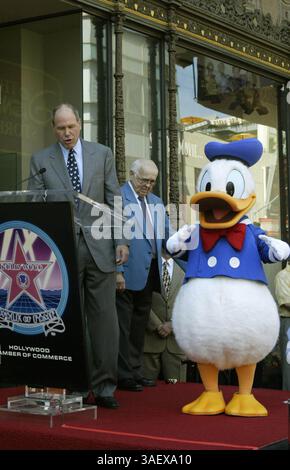 August 2004; Hollywood, CA, USA; (L-R) , MICHAEL EISNER, CEO der Walt Disney Company, Hollywood-Bürgermeister JOHNNY GRANT und DONALD DUCK und während einer Hollywood Walk of Fame Zeremonie in Los Angeles, Kalifornien. Donald Duck, der in diesem Jahr seinen 70. Geburtstag feiert, wurde mit dem 2, 257. Stern auf dem berühmten Hollywood Walkway geehrt. (Bild: Armando Arorizo/ZUMAPRESS.com) Stockfoto