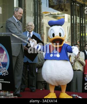August 2004; Hollywood, CA, USA; DONALD DUCK schüttelt MICHAEL EISNER (L), CEO der Walt Disney Company, die Hand, während Hollywood Mayor JOHNNY GRANT während einer Hollywood Walk of Fame Zeremonie in Los Angeles, Kalifornien. Donald Duck, der in diesem Jahr seinen 70. Geburtstag feiert, wurde mit dem 2, 257. Stern auf dem berühmten Hollywood Walkway geehrt. (Bild: Armando Arorizo/ZUMAPRESS.com) Stockfoto