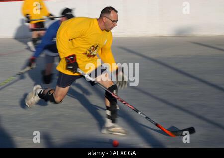 27. Mai 2008: Kandahar Air Field, Afghanistan: Soldaten der Kanadischen Streitkräfte beim Hockeyspiel im Kandahar Air Field Afghanistan. Einheit: Gelbes Trikot-Team: Kanadische COMKAF; blaues Trikot-Team: 1 Line Squadron, AMD HQ SIG, aus Petawawa, Ontario. DAS BILD ZEIGT: Den Ball bewegen (Bild: Paul Avallone/ZUMAPRESS.com) Stockfoto