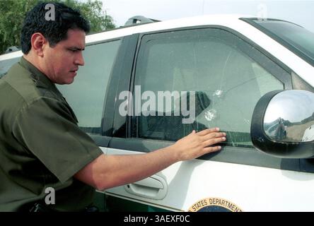 Juli 2006; San Diego, CA, USA; zwei Agenten der US-Grenzpolizei, die wegen Schmuggels von Migranten und Drogen in die Vereinigten Staaten ermittelt werden, sind verschwunden, sagte ein Beamter der Bundespolizei am Freitag. Die Los Angeles Times, die die Geschichte am späten Freitag auf ihrer Website berichtete, sagte, der Sprecher der Grenzpolizei Damon Foreman identifizierte die Agenten als Raul und Fidel Villarreal. Der Sprecher sagte, die Agenten würden wegen mutmaßlicher Schmuggeltätigkeit ermittelt und traten zurück. Raul Villarreal war früher Beamter der Grenzpolizei in San Diego. ABBILDUNG: 22. Januar 2003; San Diego, Stockfoto