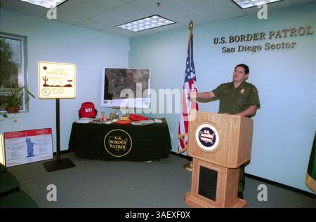 Juli 2006; San Diego, CA, USA; zwei Agenten der US-Grenzpolizei, die wegen Schmuggels von Migranten und Drogen in die Vereinigten Staaten ermittelt werden, sind verschwunden, sagte ein Beamter der Bundespolizei am Freitag. Die Los Angeles Times, die die Geschichte am späten Freitag auf ihrer Website berichtete, sagte, der Sprecher der Grenzpolizei Damon Foreman identifizierte die Agenten als Raul und Fidel Villarreal. Der Sprecher sagte, die Agenten würden wegen mutmaßlicher Schmuggeltätigkeit ermittelt und traten zurück. Raul Villarreal war früher Beamter der Grenzpolizei in San Diego. ABBILDUNG: 22. Januar 2003; San Diego, Stockfoto