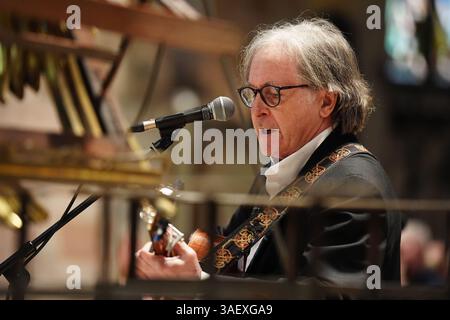 Dateifoto vom 30/11/2024 von Dougie MacLean tritt in der St Giles Cathedral in Edinburgh während der öffentlichen Gedenkfeier für den ehemaligen schottischen Premierminister Alex Salmond auf. Der in Eigenbesitz befindliche Singer-Songwriter, der Schottlands „inoffizielle Nationalhymne“ schuf, wird bei einem traditionellen Freiluftkonzert auftreten. MacLean, 70, war fünf Jahrzehnte lang als professioneller Troubadour tätig und ist vor allem für seine Arbeit in Caledonia bekannt. Er wird im Reeling auftreten, Glasgows Sommerfeier der traditionellen schottischen Musik, die ab Juni 6-8 im Rouken Glen Park stattfindet. Ausgabedatum: Montag April Stockfoto