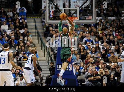 13. Januar 2012: Milwaukee Bucks macht Drew Gooden #0 dunks bei einem NBA-Spiel zwischen den Milwaukee Bucks und den Dallas Mavericks im American Airlines Center in Dallas besiegte TX Dallas Milwaukee 102–76 (Credit Image: © Albert Pena/Cal Sport Media/ZUMAPRESS.com) Stockfoto