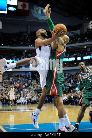 13. Januar 2012: Dallas Mavericks Shooting Guard Vince Carter #25 trifft auf Milwaukee Bucks Power Forward Drew Gooden #0 während eines NBA-Spiels zwischen den Milwaukee Bucks und den Dallas Mavericks im American Airlines Center in Dallas, TX Dallas besiegte Milwaukee 102–76 (Foto: © Albert Pena/Cal Sport Media/ZUMAPRESS.com) Stockfoto