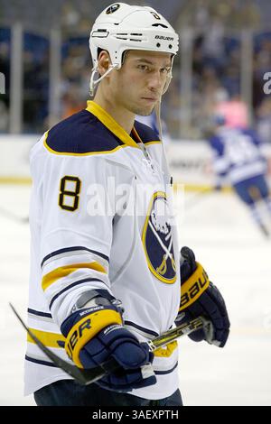 NHL Hockey-Fri, 13. Januar 2012, Buffalo Stürmer Cody McCormick #8 während des Vorspiels vor der ersten Phase der Action im NHL Hockey Game zwischen den Toronto Maple Leafs @ Buffalo Sabres im First Niagara Center in Buffalo NY. (Bild: © Nick Loverde/Cal Sport Media/ZUMAPRESS.com) Stockfoto