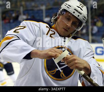 NHL Hockey-Fri, 13. Januar 2012, Buffalo Sabres Stürmer Luke Adam klebt seinen Stock während des Aufwärmens vor dem Spiel vor dem Start der Action im NHL Hockey Game zwischen den Toronto Maple Leafs @ Buffalo Sabres im First Niagara Center in Buffalo NY. (Bild: © Nick Loverde/Cal Sport Media/ZUMAPRESS.com) Stockfoto