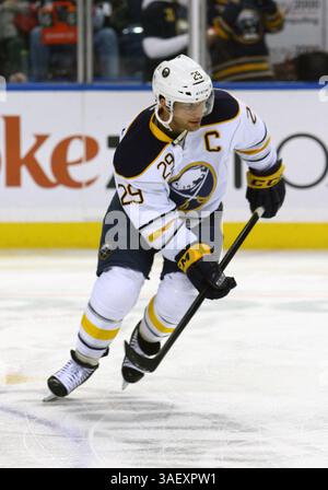 NHL Hockey-Fri, 13. Januar 2012, Buffalo Sabres Captain Jason Pominville #29 während des Vorspiels vor dem Start der Action im NHL Hockey Game zwischen den Toronto Maple Leafs @ Buffalo Sabres im First Niagara Center in Buffalo NY. (Bild: © Nick Loverde/Cal Sport Media/ZUMAPRESS.com) Stockfoto
