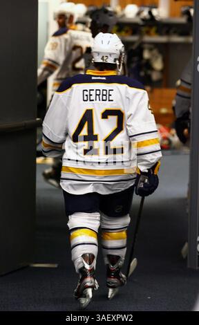NHL Hockey-Fri, 13. Januar 2012, Buffalo Stürmer Nathan Gerbe geht in den Sabres Umkleideraum, nachdem er vor dem Spiel im First Niagara Center vor dem Start der Action im NHL Hockey Game zwischen den Toronto Maple Leafs @ Buffalo Sabres im First Niagara Center in Buffalo NY in Gang gesetzt hat. (Bild: © Nick Loverde/Cal Sport Media/ZUMAPRESS.com) Stockfoto