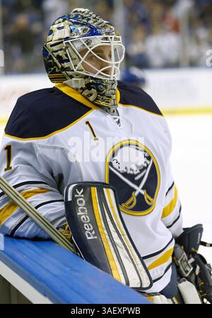 NHL Hockey-Fri, 13. Januar 2012, Buffalo Sabres Torhüter Jhonas Enroth machte eine Pause während des Vorspiels vor der 1. Spielzeit im NHL Hockey Game zwischen den Toronto Maple Leafs @ Buffalo Sabres im First Niagara Center in Buffalo NY. (Bild: © Nick Loverde/Cal Sport Media/ZUMAPRESS.com) Stockfoto