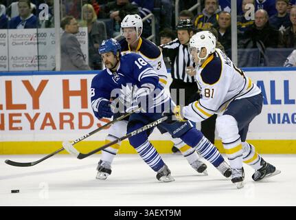 NHL Hockey-Fri, 13. Januar 2012, Toronto Flügelspieler Mike Brown #18 versucht sich während der ersten Action-Phase im NHL Hockey Game zwischen den Toronto Maple Leafs @ Buffalo Sabres im First Niagara Center in Buffalo NY an der Doppelmannschaft von Jordan Leopold #3 und Brayden McNabb #81 vorbei zu arbeiten. (Bild: © Nick Loverde/Cal Sport Media/ZUMAPRESS.com) Stockfoto