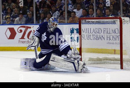 NHL Hockey-Fri, 13. Januar 2012, Jonas Gustavsson #50 aus Toronto macht einen riesigen Handschuh, um das Spiel während der zweiten Phase des NHL Hockey Game zwischen den Toronto Maple Leafs @ Buffalo Sabres im First Niagara Center in Buffalo NY auf 2-2 zu halten. (Bild: © Nick Loverde/Cal Sport Media/ZUMAPRESS.com) Stockfoto