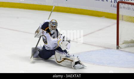 NHL Hockey-Fri, 13. Januar 2012, Buffalo's Ryan Miler #30 macht einen großen Handschuh während der dritten Phase der Action im NHL Hockey Game zwischen den Toronto Maple Leafs @ Buffalo Sabres im First Niagara Center in Buffalo NY. (Bild: © Nick Loverde/Cal Sport Media/ZUMAPRESS.com) Stockfoto