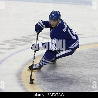 NHL Hockey-Fri, 13. Januar 2012, Toronto Stürmer Clarke MacArthurträgt das Puck Up Eis während der dritten Phase des NHL Hockey Game zwischen den Toronto Maple Leafs @ Buffalo Sabres im First Niagara Center in Buffalo NY. (Bild: © Nick Loverde/Cal Sport Media/ZUMAPRESS.com) Stockfoto
