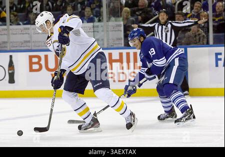 NHL Hockey-Fri, 13. Januar 2012, Buffalo Defenseman Tyler Myers #57 arbeitet an Toronto Joffrey Kupul #19 während der ersten Phase des NHL Hockey Game zwischen den Toronto Maple Leafs @ Buffalo Sabres im First Niagara Center in Buffalo NY. (Bild: © Nick Loverde/Cal Sport Media/ZUMAPRESS.com) Stockfoto