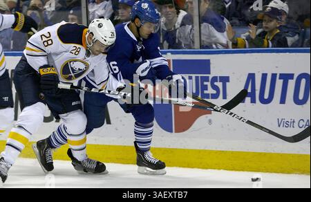 NHL Hockey-Fri, 13. Januar 2012, Buffalo Stürmer Paul Gaustad #28 Schlachten mit Toronto Stürmer Clarke MacArthur #16 während der zweiten Spielzeit im NHL Hockey Game zwischen den Toronto Maple Leafs @ Buffalo Sabres im First Niagara Center in Buffalo NY. (Bild: © Nick Loverde/Cal Sport Media/ZUMAPRESS.com) Stockfoto