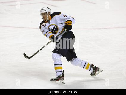 NHL Hockey-Fri, 13. Januar 2012, Buffalo's Tyler Myers #57 schießt einen Schuss während der dritten Phase des NHL Hockey Game zwischen den Toronto Maple Leafs @ Buffalo Sabres im First Niagara Center in Buffalo NY. (Bild: © Nick Loverde/Cal Sport Media/ZUMAPRESS.com) Stockfoto