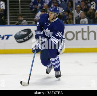 NHL Hockey-Fri, 13. Januar 2012, Carl Gunnarsson #36 aus Toronto trägt das Puck-Up-Eis in einem Toronto powerplay während der zweiten Spielzeit im NHL Hockey Game zwischen den Toronto Maple Leafs @ Buffalo Sabres im First Niagara Center in Buffalo NY. (Bild: © Nick Loverde/Cal Sport Media/ZUMAPRESS.com) Stockfoto