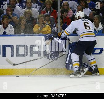 NHL Hockey-Fri, 13. Januar 2012, Buffalo Mike Weber #6 landet einen guten Blick auf Toronto Darryl Boyce #47 während der ersten Phase des NHL Hockey Game zwischen den Toronto Maple Leafs @ Buffalo Sabres im First Niagara Center in Buffalo NY. (Bild: © Nick Loverde/Cal Sport Media/ZUMAPRESS.com) Stockfoto