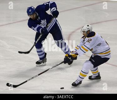 NHL Hockey-Fri, 13. Januar 2012, Luke Schenn #2 aus Toronto schießt einen Pass außerhalb der Reichweite von Buffalo Brad Boyes #22 während der dritten Phase des NHL Hockey Game zwischen den Toronto Maple Leafs @ Buffalo Sabres im First Niagara Center in Buffalo NY. (Bild: © Nick Loverde/Cal Sport Media/ZUMAPRESS.com) Stockfoto