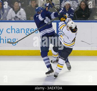 NHL Hockey-Fri, 13. Januar 2012, stößt Cody Franson #4 von Toronto mit Nathan Gerbe #42 von Buffalo zusammen, während der dritten Phase des NHL Hockey Game zwischen den Toronto Maple Leafs @ Buffalo Sabres im First Niagara Center in Buffalo NY. (Bild: © Nick Loverde/Cal Sport Media/ZUMAPRESS.com) Stockfoto