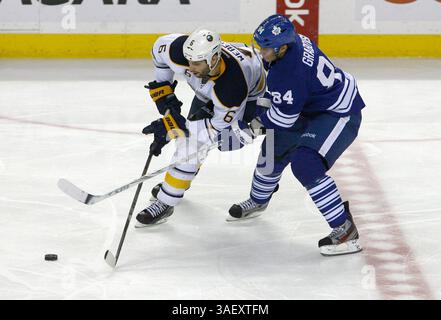 NHL Hockey-Fri, 13. Januar 2012, Buffalo Defenseman Mike Weber #6 stiehlt den Puck von Michail Grabovski #84 aus Toronto während der dritten Phase des NHL Hockey Game zwischen den Toronto Maple Leafs @ Buffalo Sabres im First Niagara Center in Buffalo NY. (Bild: © Nick Loverde/Cal Sport Media/ZUMAPRESS.com) Stockfoto