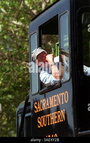 Ein Zugbetreiber des California State Railroad Museum bewegt einen der Züge in Vorbereitung auf den 25. Jahrestag des Museums vom 10. Bis 12. Mai. The Sacramento Bee/ Anne Chadwick Williams 5/8/01 Sacramento Bee Staff Photo/ZUMA Press Stockfoto