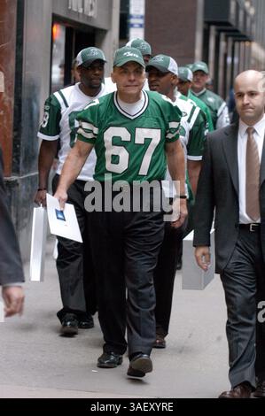 März 2005; Manhattan, NY, USA; Spieler von NY Jets unter Dave Herman #67 liefern das Jets-Gebot auf den Bahnhöfen der West Side an die Metropolitan Transit Authority. Die New York Jets und ein Konsortium aus sechs Entwicklern bieten die MTA 20 Millionen für die Rechte an, ein Jets-Stadion und eine gemischte Nutzung über den Hudson Rail Yards auf der West Side von Manhattan zu bauen. Das Angebot war eines von fünf, die gestern bei der MTA eingegangen sind. Das Angebot erhöht das Gebiet, das die Gruppe zu erschließen anstrebt, und umfasst gewerbliche Wohn- und Kulturnutzungen. Es enthält auch mehr Bargeld für die finanziell-St Stockfoto