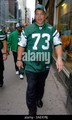 März 2005; Manhattan, NY, USA; Joe Klecko, #73, verlässt MTA-Büros, nachdem er das Angebot abgegeben hat. Die Spieler von NY Jets liefern das Jets-Gebot auf den Bahnhöfen der West Side an die Metropolitan Transit Authority. Die New York Jets und ein Konsortium aus sechs Entwicklern bieten die MTA 20 Millionen für die Rechte an, ein Jets-Stadion und eine gemischte Nutzung über den Hudson Rail Yards auf der West Side von Manhattan zu bauen. Das Angebot war eines von fünf, die gestern bei der MTA eingegangen sind. Das Angebot erhöht das Gebiet, das die Gruppe zu erschließen anstrebt, und umfasst gewerbliche Wohn- und Kulturnutzungen. Es umfasst auch Stockfoto
