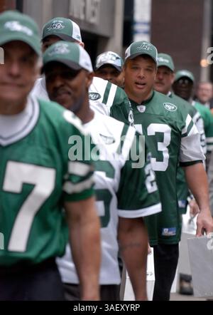März 2005; Manhattan, NY, USA; die Spieler von NY Jets liefern das Jets-Gebot auf den Bahnhöfen der West Side an die Metropolitan Transit Authority. Die New York Jets und ein Konsortium aus sechs Entwicklern bieten die MTA 20 Millionen für die Rechte an, ein Jets-Stadion und eine gemischte Nutzung über den Hudson Rail Yards auf der West Side von Manhattan zu bauen. Das Angebot war eines von fünf, die gestern bei der MTA eingegangen sind. Das Angebot erhöht das Gebiet, das die Gruppe zu erschließen anstrebt, und umfasst gewerbliche Wohn- und Kulturnutzungen. Außerdem enthält sie mehr Bargeld für die finanziell angeschlagene Agentur als die Stockfoto
