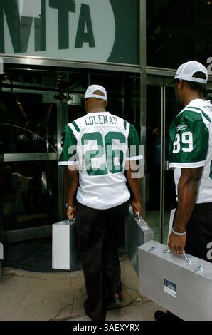 März 2005; Manhattan, NY, USA; Spieler von NY Jets, darunter Eric Coleman #26, liefern das Jets-Gebot auf den Bahnhöfen der West Side an die Metropolitan Transit Authority. Die New York Jets und ein Konsortium aus sechs Entwicklern bieten die MTA 20 Millionen für die Rechte an, ein Jets-Stadion und eine gemischte Nutzung über den Hudson Rail Yards auf der West Side von Manhattan zu bauen. Das Angebot war eines von fünf, die gestern bei der MTA eingegangen sind. Das Angebot erhöht das Gebiet, das die Gruppe zu erschließen anstrebt, und umfasst gewerbliche Wohn- und Kulturnutzungen. Es enthält auch mehr Bargeld für die Finanzen Stockfoto