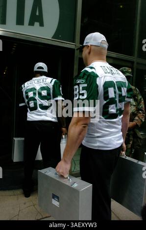März 2005; Manhattan, NY, USA; die Spieler von NY Jets liefern das Jets-Gebot auf den Bahnhöfen der West Side an die Metropolitan Transit Authority. Die New York Jets und ein Konsortium aus sechs Entwicklern bieten die MTA 20 Millionen für die Rechte an, ein Jets-Stadion und eine gemischte Nutzung über den Hudson Rail Yards auf der West Side von Manhattan zu bauen. Das Angebot war eines von fünf, die gestern bei der MTA eingegangen sind. Das Angebot erhöht das Gebiet, das die Gruppe zu erschließen anstrebt, und umfasst gewerbliche Wohn- und Kulturnutzungen. Außerdem enthält sie mehr Bargeld für die finanziell angeschlagene Agentur als die Stockfoto