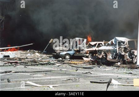 April 2015 - Akte - am 19. April 1995 kam es bei einer LKW-Bombenexplosion vor dem Alfred P. Murrah Federal Building in Oklahoma City, Oklahoma, zu 168 Toten und Hunderten weiteren Verletzten. Die Explosion wurde von dem regierungsfeindlichen Militanten Timothy McVeigh ausgelöst, der 2001 für seine Verbrechen hingerichtet wurde. Sein Mitverschwörer Terry Nichols wurde lebenslang im Gefängnis verhaftet. Abgebildet - 19. April 1995 - Oklahoma City, Oklahoma, USA S - brennende Autos und Zerstörung außerhalb des Murrah-Gebäudes. (Bild: © Charles Porter IV/ZUMAPRESS.com) Stockfoto