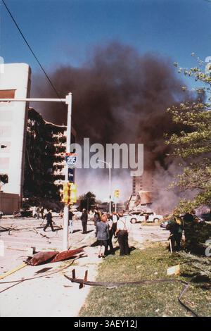 April 2015 - Akte - am 19. April 1995 kam es bei einer LKW-Bombenexplosion vor dem Alfred P. Murrah Federal Building in Oklahoma City, Oklahoma, zu 168 Toten und Hunderten weiteren Verletzten. Die Explosion wurde von dem regierungsfeindlichen Militanten Timothy McVeigh ausgelöst, der 2001 für seine Verbrechen hingerichtet wurde. Sein Mitverschwörer Terry Nichols wurde lebenslang im Gefängnis verhaftet. Abgebildet - 19. April 1995 - Oklahoma City, Oklahoma, USA S - schockierte Zuschauer sehen brennende Autos und Zerstörung außerhalb des Murrah-Gebäudes. (Bild: © Charles Porter IV/ZUMAPRESS.com) Stockfoto