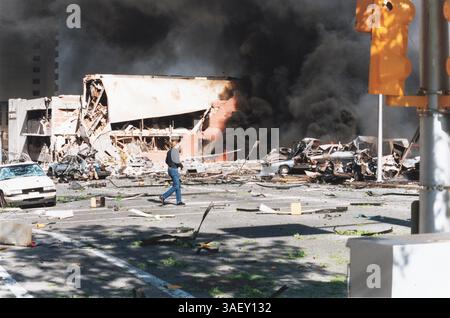 April 2015 - Akte - am 19. April 1995 kam es bei einer LKW-Bombenexplosion vor dem Alfred P. Murrah Federal Building in Oklahoma City, Oklahoma, zu 168 Toten und Hunderten weiteren Verletzten. Die Explosion wurde von dem regierungsfeindlichen Militanten Timothy McVeigh ausgelöst, der 2001 für seine Verbrechen hingerichtet wurde. Sein Mitverschwörer Terry Nichols wurde lebenslang im Gefängnis verhaftet. Abgebildet - 19. April 1995 - Oklahoma City, Oklahoma, USA S - Ein Mann wundert sich in der Nähe brennender Autos und Zerstörung außerhalb des Murrah-Gebäudes. (Bild: © Charles Porter IV/ZUMAPRESS.com) Stockfoto