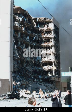 April 2015 - Akte - am 19. April 1995 kam es bei einer LKW-Bombenexplosion vor dem Alfred P. Murrah Federal Building in Oklahoma City, Oklahoma, zu 168 Toten und Hunderten weiteren Verletzten. Die Explosion wurde von dem regierungsfeindlichen Militanten Timothy McVeigh ausgelöst, der 2001 für seine Verbrechen hingerichtet wurde. Sein Mitverschwörer Terry Nichols wurde lebenslang im Gefängnis verhaftet. Abgebildet - 19. April 1995 - Oklahoma City, Oklahoma, USA S - Eine massive Bombe wurde in einer Tiefgarage unter dem Alfred P Murrah Federal Building explodiert und tötete 168 Menschen, darunter 19 Kinder unter fünf Jahren. (Kreditbild: © Charles Porter IV/ZUMAPR Stockfoto