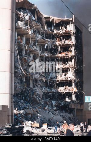 April 2015 - Akte - am 19. April 1995 kam es bei einer LKW-Bombenexplosion vor dem Alfred P. Murrah Federal Building in Oklahoma City, Oklahoma, zu 168 Toten und Hunderten weiteren Verletzten. Die Explosion wurde von dem regierungsfeindlichen Militanten Timothy McVeigh ausgelöst, der 2001 für seine Verbrechen hingerichtet wurde. Sein Mitverschwörer Terry Nichols wurde lebenslang im Gefängnis verhaftet. Abgebildet - 19. April 1995 - Oklahoma City, Oklahoma, USA S - Eine massive Bombe wurde in einer Tiefgarage unter dem Alfred P Murrah Federal Building explodiert und tötete 168 Menschen, darunter 19 Kinder unter fünf Jahren. (Kreditbild: © Charles Porter IV/ZUMAPR Stockfoto