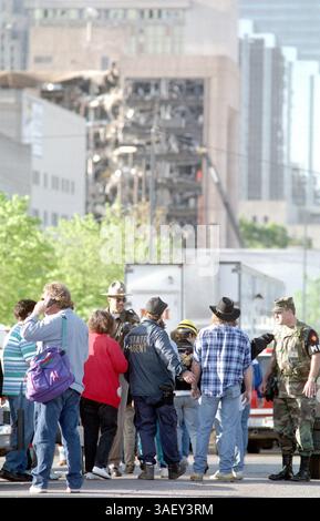 April 2015 - Akte - am 19. April 1995 kam es bei einer LKW-Bombenexplosion vor dem Alfred P. Murrah Federal Building in Oklahoma City, Oklahoma, zu 168 Toten und Hunderten weiteren Verletzten. Die Explosion wurde von dem regierungsfeindlichen Militanten Timothy McVeigh ausgelöst, der 2001 für seine Verbrechen hingerichtet wurde. Sein Mitverschwörer Terry Nichols wurde lebenslang im Gefängnis verhaftet. Abbildung - 23. April 1995; Oklahoma City - Szenen von Oklahoma City nach der Explosion einer massiven Lkw-Bombe am Murray Federal Building am Morgen des 19. April, bei der 168 Menschen, darunter 19 Kinder, getötet und mehr als 500 weitere verletzt wurden. Stockfoto