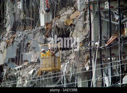 April 2015 - Akte - am 19. April 1995 kam es bei einer LKW-Bombenexplosion vor dem Alfred P. Murrah Federal Building in Oklahoma City, Oklahoma, zu 168 Toten und Hunderten weiteren Verletzten. Die Explosion wurde von dem regierungsfeindlichen Militanten Timothy McVeigh ausgelöst, der 2001 für seine Verbrechen hingerichtet wurde. Sein Mitverschwörer Terry Nichols wurde lebenslang im Gefängnis verhaftet. Abbildung - 23. April 1995; Oklahoma City - Szenen von Oklahoma City nach der Explosion einer massiven Lkw-Bombe am Murray Federal Building am Morgen des 19. April, bei der 168 Menschen, darunter 19 Kinder, getötet und mehr als 500 weitere verletzt wurden. Stockfoto